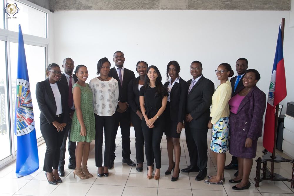 Délégation d'ADIS-HAÏTI de quatorze membres en tenue formelle lors d'une mission institutionnelle