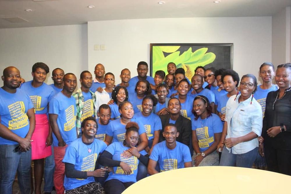 Grande photo de groupe d'environ trente-cinq membres d'ADIS-HAÏTI en tenue ARSHOEA