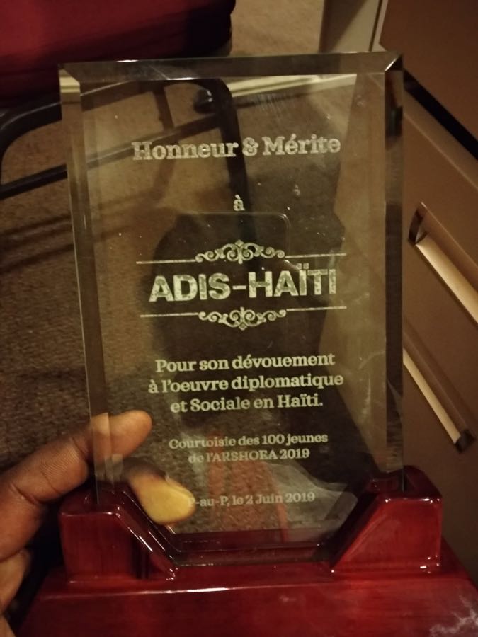 Plaque « Honneur et Mérite à ADIS-HAÏTI », remise par les 100 jeunes de l'ARSHOEA en 2019