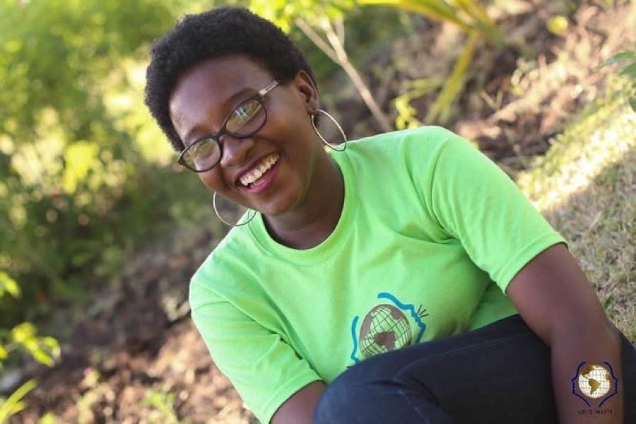 Portrait d'une jeune membre d'ADIS-HAÏTI, t-shirt de l'organisation
