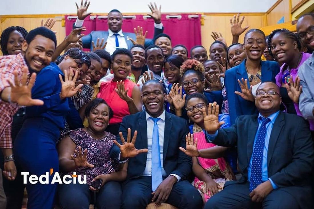 Grand groupe de jeunes membres d'ADIS-HAÏTI réunis, ambiance festive