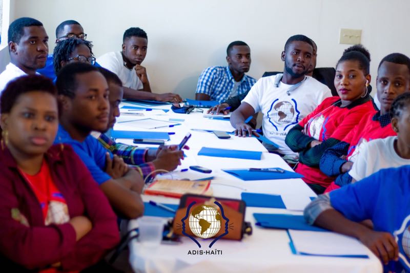 Grande réunion de travail de membres d'ADIS-HAÏTI, discussion active