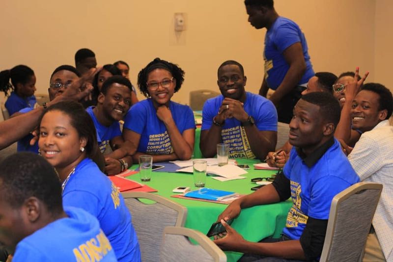 Atelier autour d'une table, membres d'ADIS-HAÏTI en tenue ARSHOEA