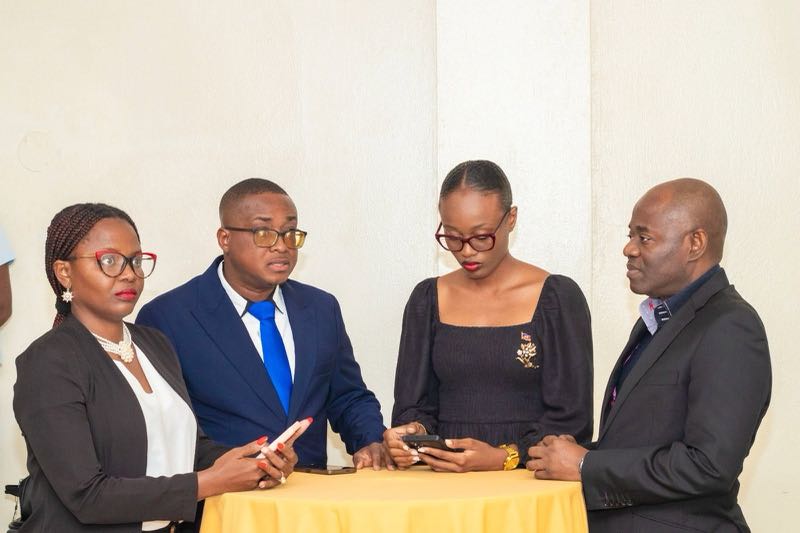 Réunion formelle de quatre membres d'ADIS-HAÏTI consultant des documents