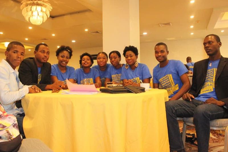 Réunion de travail de neuf membres d'ADIS-HAÏTI autour d'une table