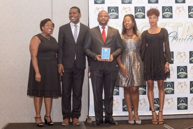 Remise de plaque lors d'un cocktail ADIS-HAÏTI en 2019