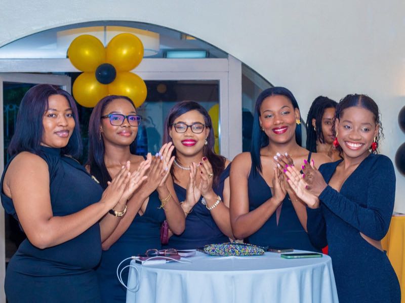 Membres d'ADIS-HAÏTI célébrant avec des ballons dorés