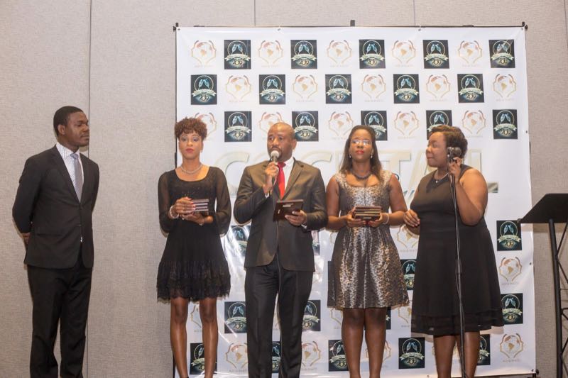 Remise de prix sur scène lors d'une soirée ADIS-HAÏTI en 2019