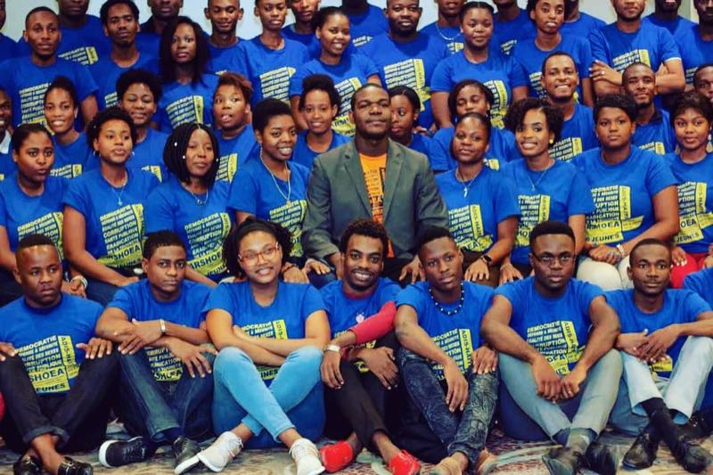 Grand groupe formel de membres d'ADIS-HAÏTI en tenue ARSHOEA