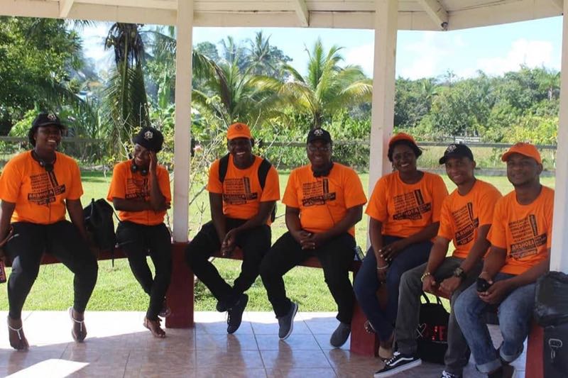 Membres d'ADIS-HAÏTI lors d'une sortie CARICOM sous un gazebo tropical