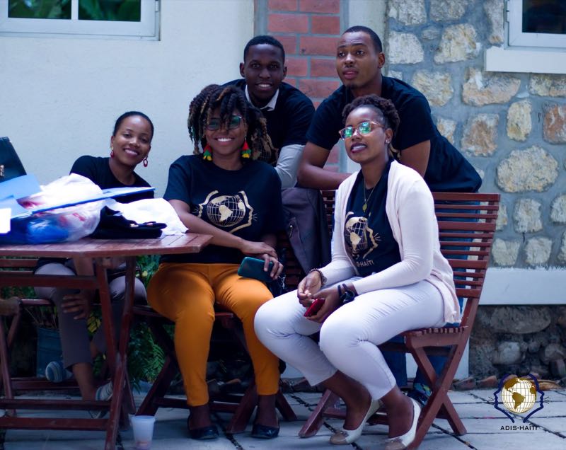 Groupe décontracté de jeunes membres d'ADIS-HAÏTI en terrasse