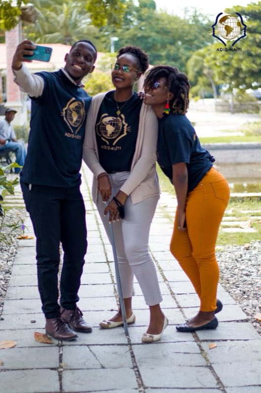 Selfie de trois jeunes membres d'ADIS-HAÏTI en extérieur
