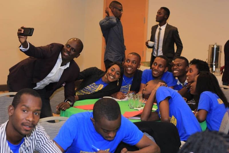 Selfie de groupe de membres d'ADIS-HAÏTI autour d'une table