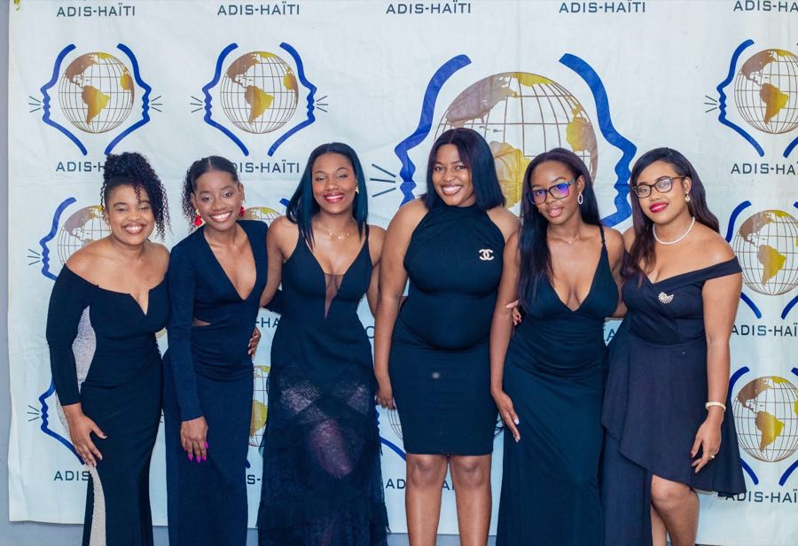 Six membres d'ADIS-HAÏTI en robe de soirée lors du cocktail et dîner d'honneur