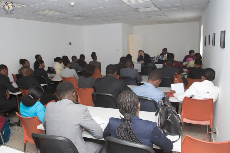 Grande salle de séminaire, public assis, cours sur le repositionnement d'Haïti auprès de la Francophonie