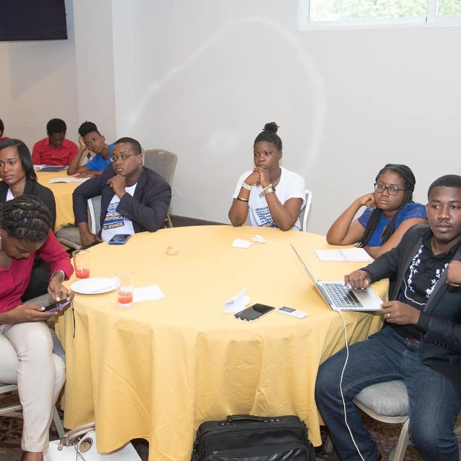 Réunion de travail autour d'une table, cours de rédaction de projets