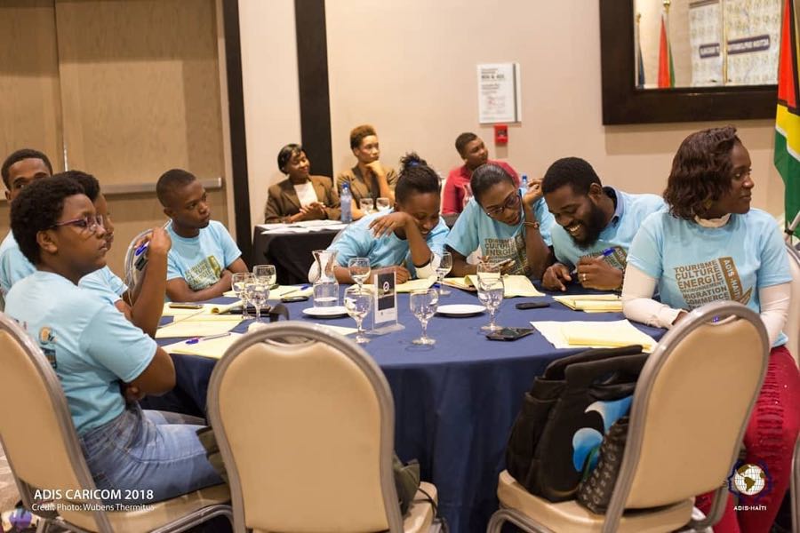 Table ronde de jeunes membres d'ADIS-HAÏTI lors de la Semaine de la Diplomatie et du Droit
