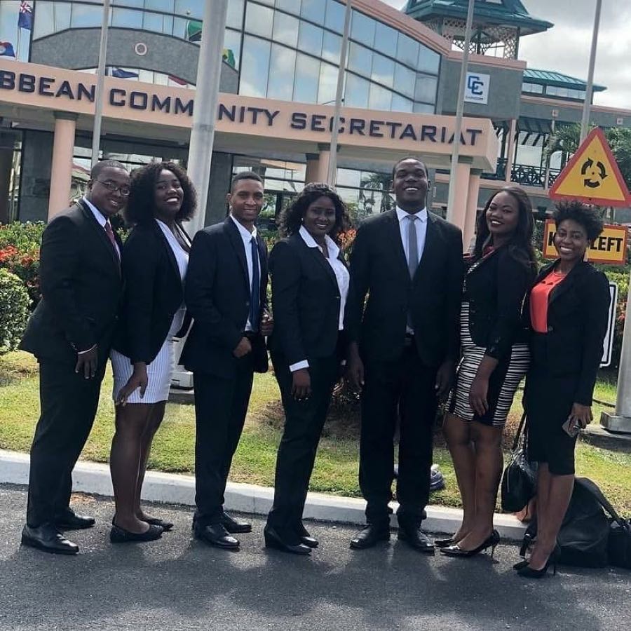 Délégation d'ADIS-HAÏTI de sept membres devant le Secrétariat de la CARICOM